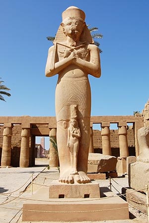 Posąg Ramzesa II w Karnaku